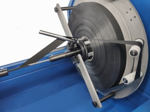Horizontal concentric taping machines